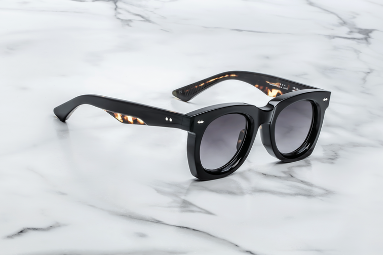 AVA | NOIR 11